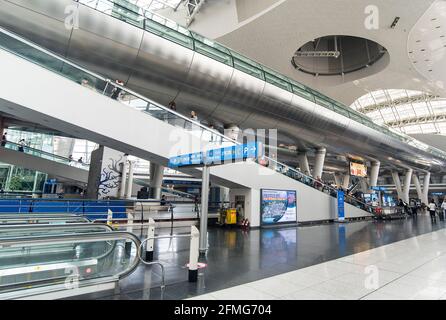 SÉOUL - SEP 24 : intérieur de l'aéroport international Incheon de Séoul avec des passagers à Séoul, 24. 09. 2016 en Corée du Sud. Banque D'Images