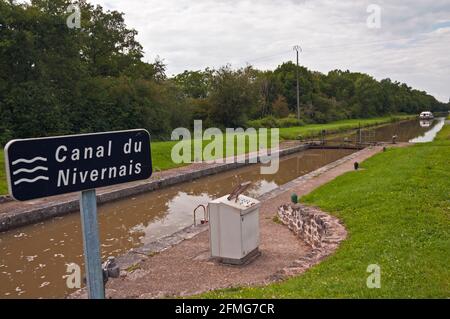 Péniche atteignant un verrou à Chavance sur le Canal du Nivernais, Nièvre (58), Bourgogne, France Banque D'Images