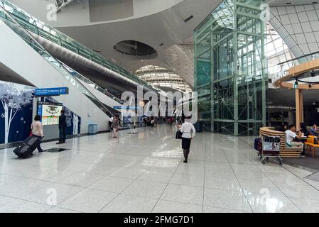 SÉOUL - SEP 24 : intérieur de l'aéroport international Incheon de Séoul avec des passagers à Séoul, 24. 09. 2016 en Corée du Sud. Banque D'Images