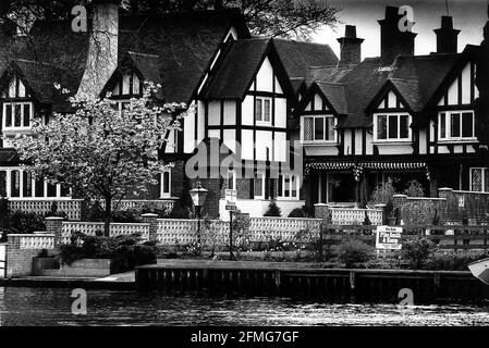 Maisons à vendre à côté de la Tamise à Maidenhead Dbase Banque D'Images