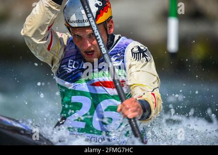 Ivrea, Turin, Italie. 9 mai 2021. Championnat d'Europe de canoë-slalom 2021 de l'ECA (et qualification olympique). Dans la photo 26 Timo TRUMMER (GER) C1M. Damiano Benedetto/ Alamy Live News Banque D'Images