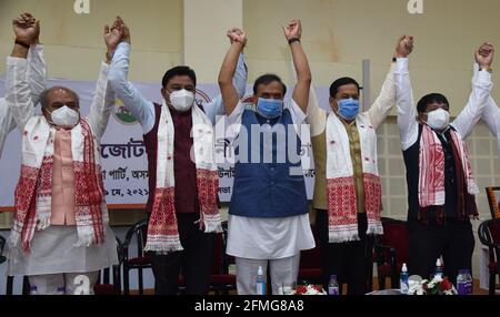 Guwahati, Assam, Inde. 9 mai 2021. Récemment élu Ministre en chef d'Assam, Himanta Biswa Sarma (M) avec d'autres dirigeants après avoir été élu comme chef du parti législatif du BJP dans l'État, à Guwahati Assam Inde le 9 mai 2021 crédit: Dasarath Deka/ZUMA Wire/Alay Live News Banque D'Images
