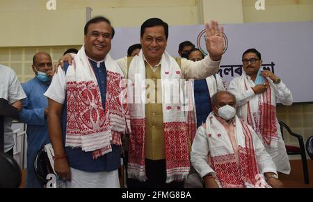 Guwahati, Assam, Inde. 9 mai 2021. Récemment élu Ministre en chef d'Assam, Himanta Biswa Sarma (L) gestes avec l'ancien Ministre en chef d'Assam Sarbananda Sonowal (R) après avoir été élu comme chef du parti législatif du BJP dans l'État, à Guwahati Assam Inde le 9 mai 2021 crédit: Dasarath Deka/ZUMA Wire/Alay Live News Banque D'Images