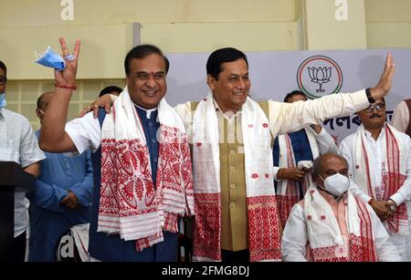 Guwahati, Assam, Inde. 9 mai 2021. Récemment élu Ministre en chef d'Assam, Himanta Biswa Sarma (L) gestes avec l'ancien Ministre en chef d'Assam Sarbananda Sonowal (R) après avoir été élu comme chef du parti législatif du BJP dans l'État, à Guwahati Assam Inde le 9 mai 2021 crédit: Dasarath Deka/ZUMA Wire/Alay Live News Banque D'Images