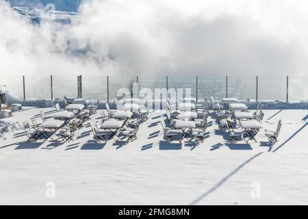 Vue sur le village des alpes suisses de Bettmeralp dans le canton de Vaud. C'est l'une des célèbres stations de sports d'hiver à proximité du glacier d'Aletch, patrimoine de l'UNESCO. Banque D'Images