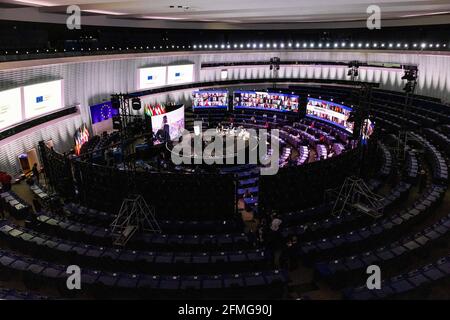 09 mai 2021, France, Straßburg: Les participants et les spectateurs à l'ouverture de la Conférence sur l'avenir de l'Europe sont assis entourés de grands écrans dans le bâtiment du Parlement européen. Après des mois de préparation, la conférence sur l'avenir de l'Europe commence officiellement aujourd'hui. La conférence, qui doit se tenir jusqu'au printemps 2022, s'appuie également sur des dialogues avec les citoyens, y compris via une plate-forme en ligne. (Vers dpa "avenir de l'Europe: Lancement de la conférence de réforme à Strasbourg") photo: Philipp von Ditfurth/dpa Banque D'Images