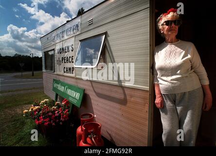 Peggy Walford dans sa caravane au Greenham Common Women's Camp de la paix Banque D'Images