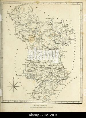 Derbyshire est un comté dans les Midlands de l'est de l'Angleterre. Une grande partie du parc national de Peak District se trouve dans le Derbyshire, contenant l'extrémité sud de la gamme de collines de Pennine, qui s'étend au nord du comté. Elle contient une partie de la forêt nationale et borde la grande région de Manchester au nord-ouest, le West Yorkshire au nord, le South Yorkshire au nord-est, le Notinghamshire à l'est, le Leicestershire au sud-est, le Staffordshire à l'ouest et au sud-ouest et le Cheshire également à l'ouest. Kinder Scout, gravure de Copperplate de l'Encyclopedia Londinensis or, Université Banque D'Images