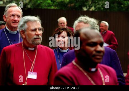 LA CONFÉRENCE DE LAMBETH DE 1998 800 ÉVÊQUES DU PROCESSUS DE COMMUNION ANGLICANE AU SERVICE D'OUVERTURE DE LA CATHÉDRALE DE CANTERBURY POUR LA 13ÈME CONFÉRENCE DE LAMBETH, TENUE TOUS LES 10 ANS. POUR LA PREMIÈRE FOIS, 11 FEMMES ÉVÊQUES QUI ONT ÉTÉ CONSACRÉES AU COURS DE LA DERNIÈRE DÉCENNIE Y PARTICIPENT, VU ICI CATHERINE WAYNICK, L'ÉGLISE ÉPISCOPALE DES ÉTATS-UNIS, INDIANOPOLIS.PHOTO BRIAN HARRIS Banque D'Images