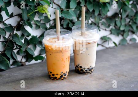 Thé au lait ou thé thaïlandais ou thé moussant, thé au lait thaïlandais et café glacé Banque D'Images