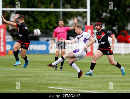 Rosslyn Park, Londres, Royaume-Uni. 9 mai 2021. Betfred Championship, Rugby League, London Broncos versus Newcastle Thunder; Josh Woods de Newcastle Thunder lance le ballon sur Jarrod Sammut de Londres Broncos crédit: Action plus Sports/Alay Live News Banque D'Images