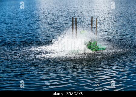 roues à aubes aérateurs dans le lac, traitement des eaux usées par remplir l'oxygène dans l'eau. concept évironmental Banque D'Images