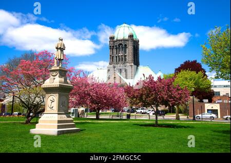 Cour supérieure du comté de Bristol, Taunton, Massachusetts, États-Unis. Construit en 1894. Taunton Green avec le Mémorial de la guerre de Sécession Banque D'Images