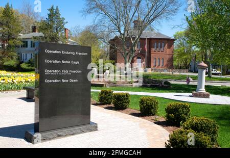 La Old Colony Historical Society de Taunton, Massachusetts, telle qu'elle a été vue au-dessus de divers monuments commémoratifs de guerre Banque D'Images