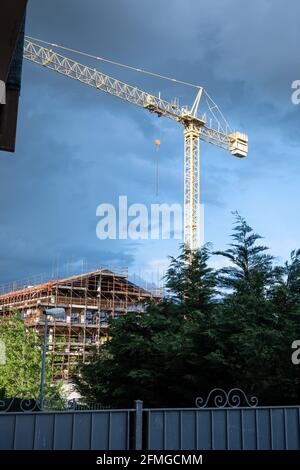 Grue de construction photographiée sur un chantier de construction en Italie. Banque D'Images