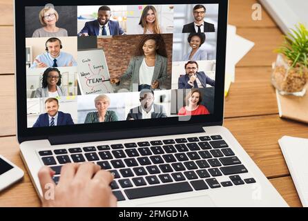 Gros plan sur un ordinateur portable avec appel vidéo de groupe de professionnels Banque D'Images