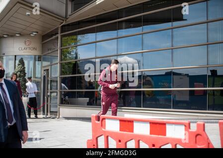 Birmingham, Royaume-Uni. 9 mai 2021. Harry Maguire est vu ici, laissant un hôtel avant un match du dimanche contre Aston Villa. Il a été forcé de quitter le terrain après des blessures. Crédit : Ryan Underwood/Alay Live News Banque D'Images