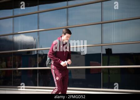 Birmingham, Royaume-Uni. 9 mai 2021. Harry Maguire est vu ici, laissant un hôtel avant un match du dimanche contre Aston Villa. Il a été forcé de quitter le terrain après des blessures. Crédit : Ryan Underwood/Alay Live News Banque D'Images