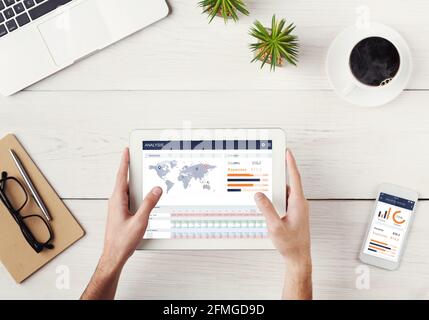 Vue de dessus d'un homme utilisant une tablette numérique, un smartphone au bureau Banque D'Images