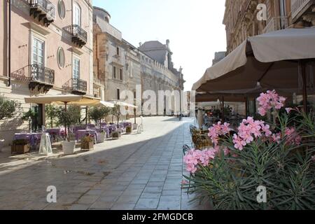 Restaurants près de la place de la cathédrale sur l'île Ortega en Sicile Banque D'Images