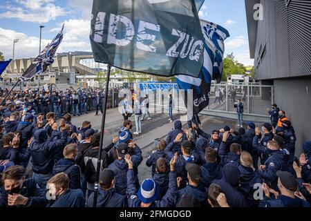 Les fans d'EVZ applaudissent leurs joueurs lors de l'échauffement avant le match de hockey sur glace final de la Ligue nationale 3 entre EV Zug et Geneve-Servette HC le 7 mai 2021 dans la Bossard Arena de Zug. (Suisse/Croatie) Banque D'Images