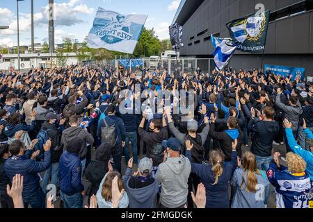 Les fans d'EVZ applaudissent leurs joueurs lors de l'échauffement avant le match de hockey sur glace final de la Ligue nationale 3 entre EV Zug et Geneve-Servette HC le 7 mai 2021 dans la Bossard Arena de Zug. (Suisse/Croatie) Banque D'Images