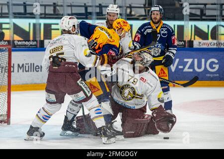 # 79 le gardien de but Daniel Manzato (Genève) n'est pas satisfait de l'utilisation du marqueur supérieur de PostFinance Jan Kovar # 43 (EV Zug) pendant le match de hockey sur glace final de la Ligue nationale 3 entre EV Zug et Geneve-Servette HC le 7 mai 2021 dans le Bossard Arena à Zug. (Suisse/Croatie) Banque D'Images