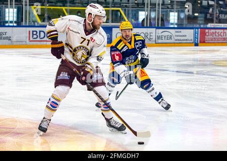 # 71 Tanner Richard (Genève) est suivi par le meilleur buteur de PostFinance Jan Kovar # 43 (EV Zug) pendant le match de hockey sur glace final de la Ligue nationale 3 entre EV Zug et Geneve-Servette HC le 7 mai 2021 dans le Bossard Arena à Zug. (Suisse/Croatie) Banque D'Images