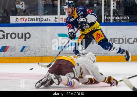 Achèvement de Carl Klingberg # 48 (EV Zug) pendant la finale de hockey sur glace de la Ligue nationale 3 entre EV Zug et Geneve-Servette HC le 7 mai 2021 dans la Bossard Arena à Zug. (Suisse/Croatie) Banque D'Images