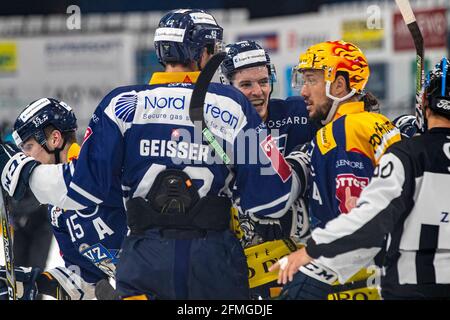 Dario Simion # 59 (EV Zug) et PostFinance Top Scorer Jan Kovar # 43 (EV Zug) après la défaite de 1-0 par Gregory Hofmann # 15 (EV Zug) pendant la finale de hockey sur glace de la Ligue nationale 3 entre EV Zug et Geneve Servette HC le 7 mai, 2021 dans le Bossard Arena de Zug. (Suisse/Croatie) Banque D'Images
