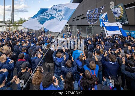 Les fans d'EVZ applaudissent leurs joueurs lors de l'échauffement avant le match de hockey sur glace final de la Ligue nationale 3 entre EV Zug et Geneve-Servette HC le 7 mai 2021 dans la Bossard Arena de Zug. (Suisse/Croatie SORTIE) crédit: SPP Sport presse photo. /Alamy Live News Banque D'Images