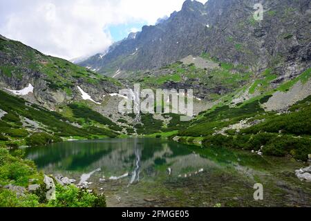 Paysage dans les Hautes Tatras avec les montagnes, le lac de Velicke pleso et la cascade Vélicky vodopad. Slovaquie. Banque D'Images