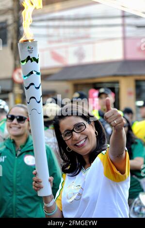 Brésil – 5 août 2016 : médaille d'or Jeux de Los Angeles 1984 Nawal El Moutawakel de Marocco tient la torche pendant le relais de la flamme olympique 2016 à Rio. Banque D'Images