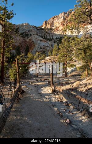 Il s'agit d'une route difficile jusqu'à la mine Champion Spark Plug dans les White Mountains près de Bishop, CA, États-Unis, mais la vue vaut la peine de la lutte. Banque D'Images