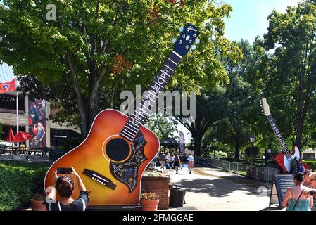 Nashville, TN, Etats-Unis - 22 septembre 2019 : les touristes prennent des photos à l'entrée de la maison Grand Ole Opry, une salle de concert de renommée mondiale dédiée au hono Banque D'Images
