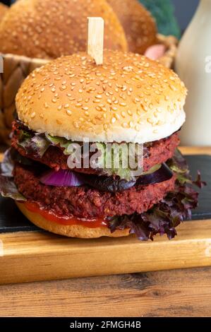 Savoureux cheeseburgers végétariens et hamburgers avec des patties rondes ou hamburgers à base de céréales, légumes et légumineuses Banque D'Images