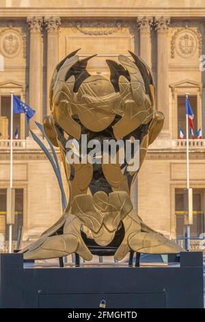 Paris, France - 05 02 2021: Vue de l'exposition en plein air de bronze visages statues au lever du soleil Banque D'Images