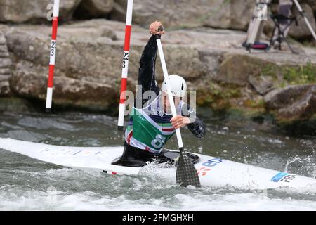 Ivrea, Italie. 09e mai 2021. Le champion olympique en titre Denis GARGAUD CHANUT de France remporte le Canoe Slalom C1 Men des Championnats d'Europe à Ivrea, en Italie. Cependant, il ne sera pas sélectionné pour les Jeux Olympiques de Tokyo 2020 à venir car les procès français ont déjà eu lieu et il n'y a pas placé le premier crédit: Mickael Chavet/Alamy Live News Banque D'Images