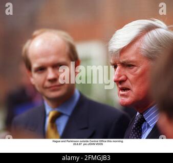 William Hague député nouvellement élu chef du Parti conservateur avec Lord Cecil Parkisnon, qu'il a nommé président du Parti conservateur, a vu Ici, à l'extérieur du bureau central conservateur Banque D'Images