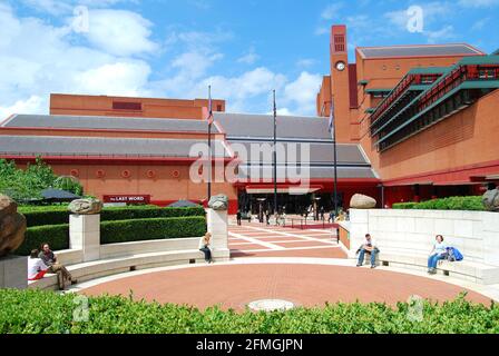 Vue depuis le grand hall, la British Library, Euston Road, Camden Borough, Londres, Angleterre, Royaume-Uni Banque D'Images