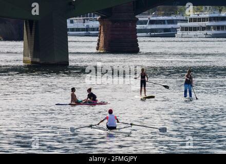 09 mai 2021, Hessen, Francfort-sur-le-main : les pagayeurs debout et un rameur sont rétroéclairés sur la rivière main à des températures proches de l'été. Photo: Frank Rumpenhorst/dpa Banque D'Images