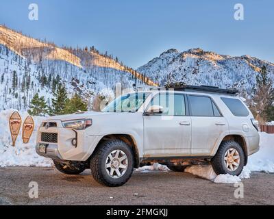 Fort Collins, Colorado, États-Unis - 17 mars 2021 : Toyota 4Runner SUV (édition 2016 Trail) au parking de la piste avec des raquettes classiques dans le poudre Canyon. Banque D'Images