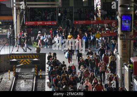 Sao Paulo, Brésil. 08 mai 2021. 8 mai 2021 - mouvement des personnes à la gare de Sao Paulo, qui est bien connue pour ses prix de vente moins chers. (Photo de Ronaldo Silva/Pacific Press/Sipa USA) crédit: SIPA USA/Alay Live News Banque D'Images