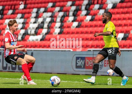 Sunderland, Royaume-Uni. 09e mai 2021. Mark Marshall #45 de Northampton Town sous pression de Denver Hume #33 de Sunderland à Sunderland, Royaume-Uni le 5/9/2021. (Photo par IAM Burn/News Images/Sipa USA) crédit: SIPA USA/Alay Live News Banque D'Images