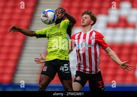 Sunderland, Royaume-Uni. 09e mai 2021. Mark Marshall #45 de Northampton Town contrôle la balle sous pression de Denver Hume #33 de Sunderland à Sunderland, Royaume-Uni le 5/9/2021. (Photo par IAM Burn/News Images/Sipa USA) crédit: SIPA USA/Alay Live News Banque D'Images