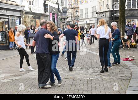 Brighton Royaume-Uni 9 mai 2021 - une danse impromptue dans la rue lors d'un après-midi chaud et ensoleillé dans East Street de Brighton comme un groupe de jazz fait revenir les visiteurs dans le swing des choses avec plus de restrictions de verrouillage en raison de la facilité plus loin en Angleterre la semaine prochaine : Credit Simon Dack / Alamy Live News Banque D'Images