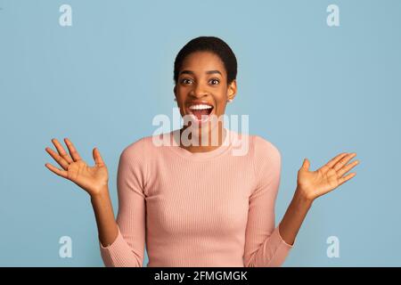 Offre exceptionnelle. Portrait d'une femme afro-américaine étonne avec émotion, s'exclamant avec enthousiasme Banque D'Images