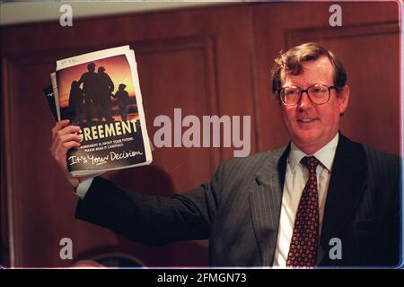 David Trimble chef de l'unioniste Ulster avril 1998At Conférence de presse à l'Europa après le vote par le Le Conseil unioniste d'Ulster accepte l'Accord de paix en Irlande du Nord Banque D'Images