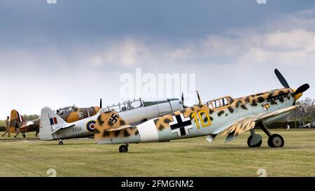 Hispano Buchon et 2 avions Harvard nord-américains au salon de la saison Premiere Drive-In à Shuttleworth, Old Warden, le dimanche 2 mai 2021 Banque D'Images