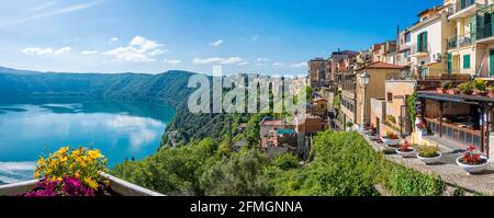 La vue panoramique, à Castel Gandolfo, avec le lac d'Albano, dans la province de Rome, Latium, Italie centrale. Banque D'Images